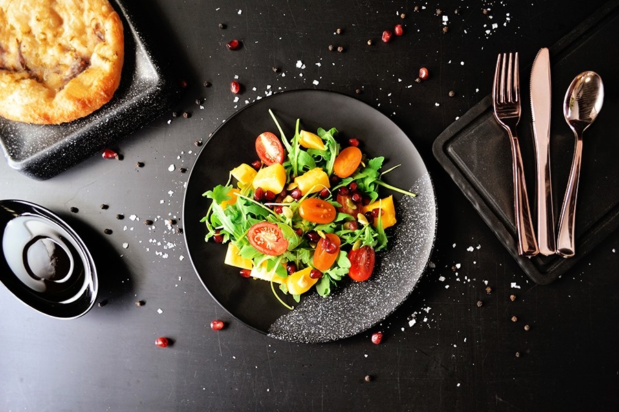Frisch servierter Salat auf einem Teller der Serie SoHo und Essbesteck von Dalebrook